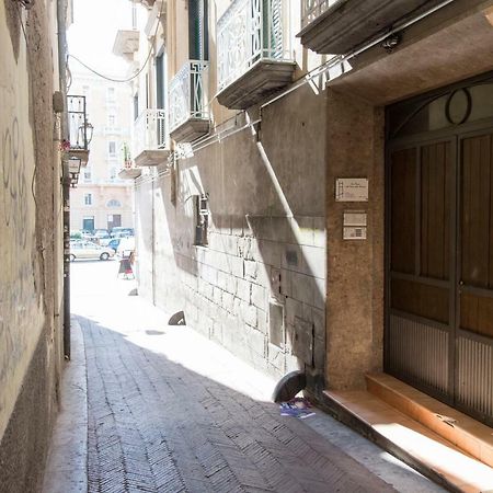 Casa Vacanza "Al Vicolo Delle Colonne" Salerno Bagian luar foto