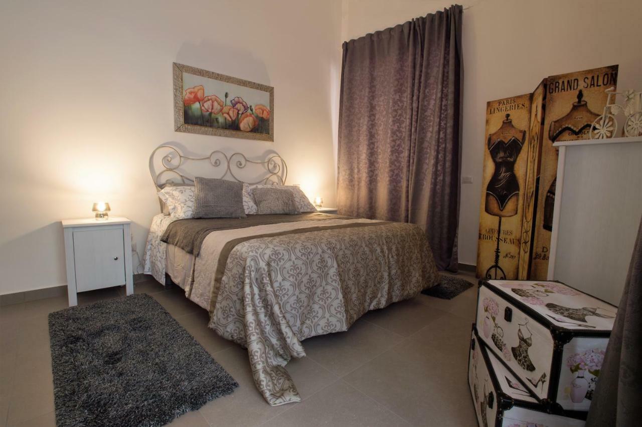 Casa Vacanza "Al Vicolo Delle Colonne" Salerno Bagian luar foto