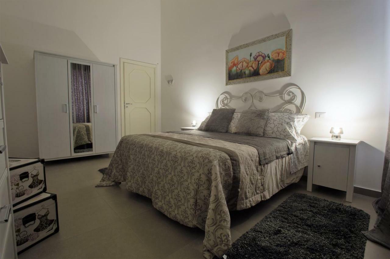Casa Vacanza "Al Vicolo Delle Colonne" Salerno Bagian luar foto