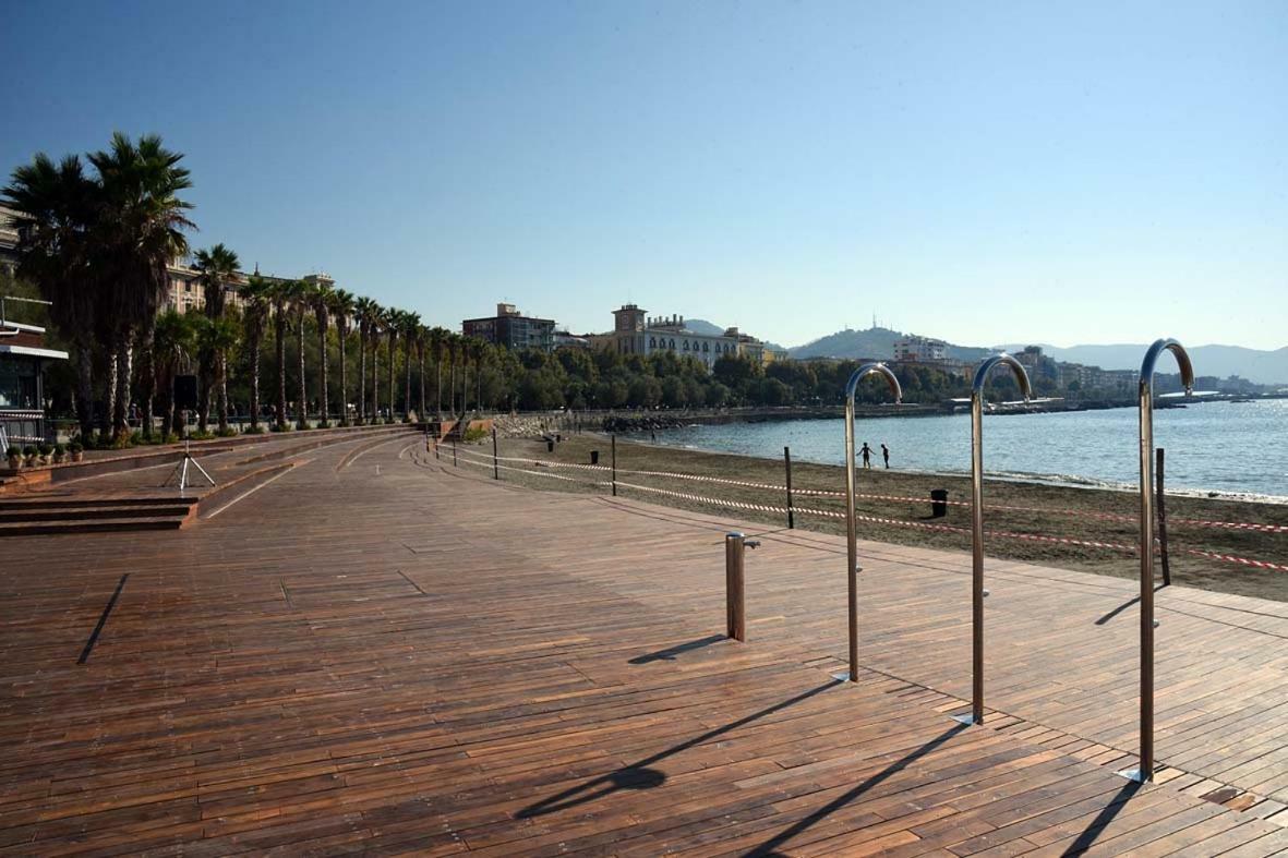 Casa Vacanza "Al Vicolo Delle Colonne" Salerno Bagian luar foto