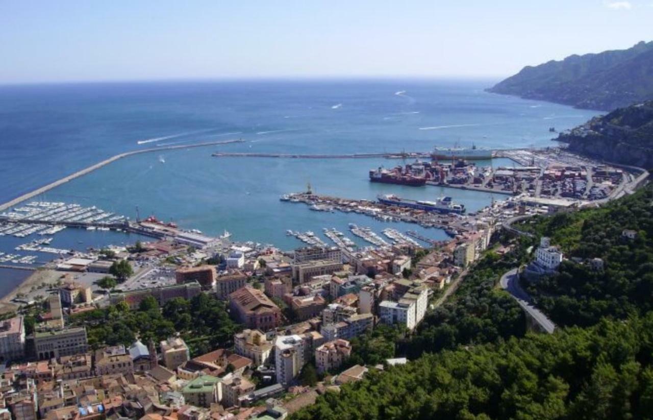 Casa Vacanza "Al Vicolo Delle Colonne" Salerno Bagian luar foto