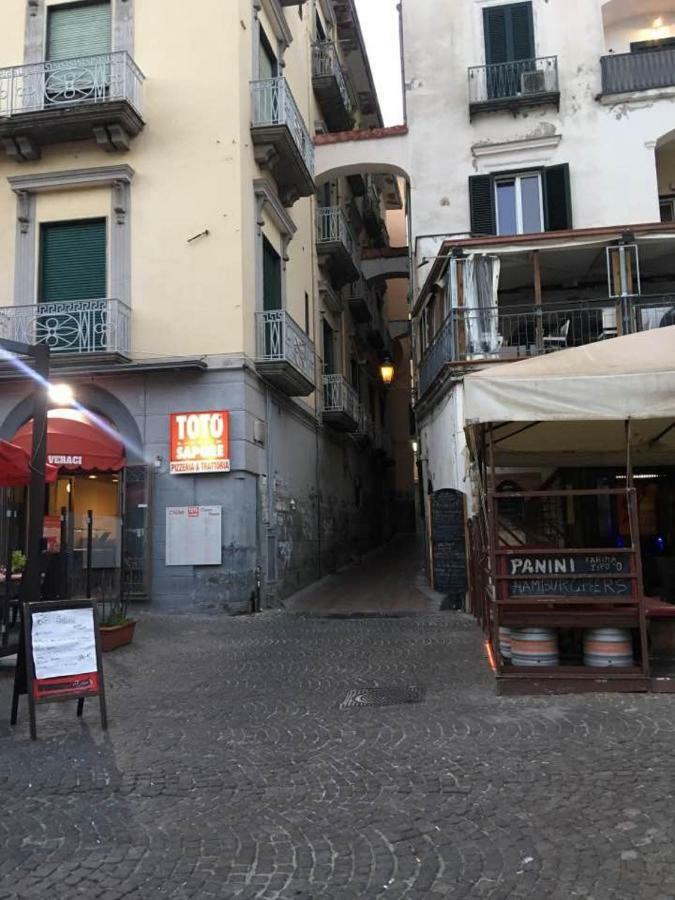 Casa Vacanza "Al Vicolo Delle Colonne" Salerno Bagian luar foto