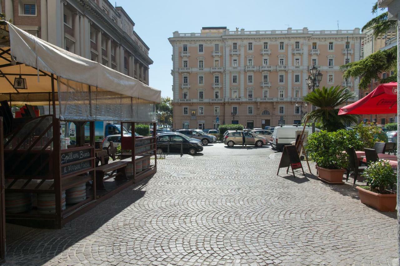 Casa Vacanza "Al Vicolo Delle Colonne" Salerno Bagian luar foto