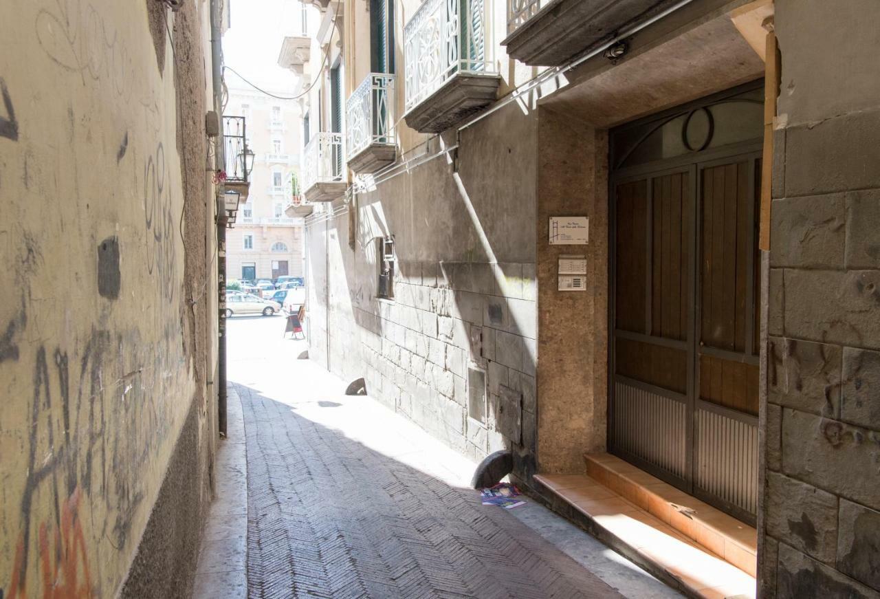 Casa Vacanza "Al Vicolo Delle Colonne" Salerno Bagian luar foto