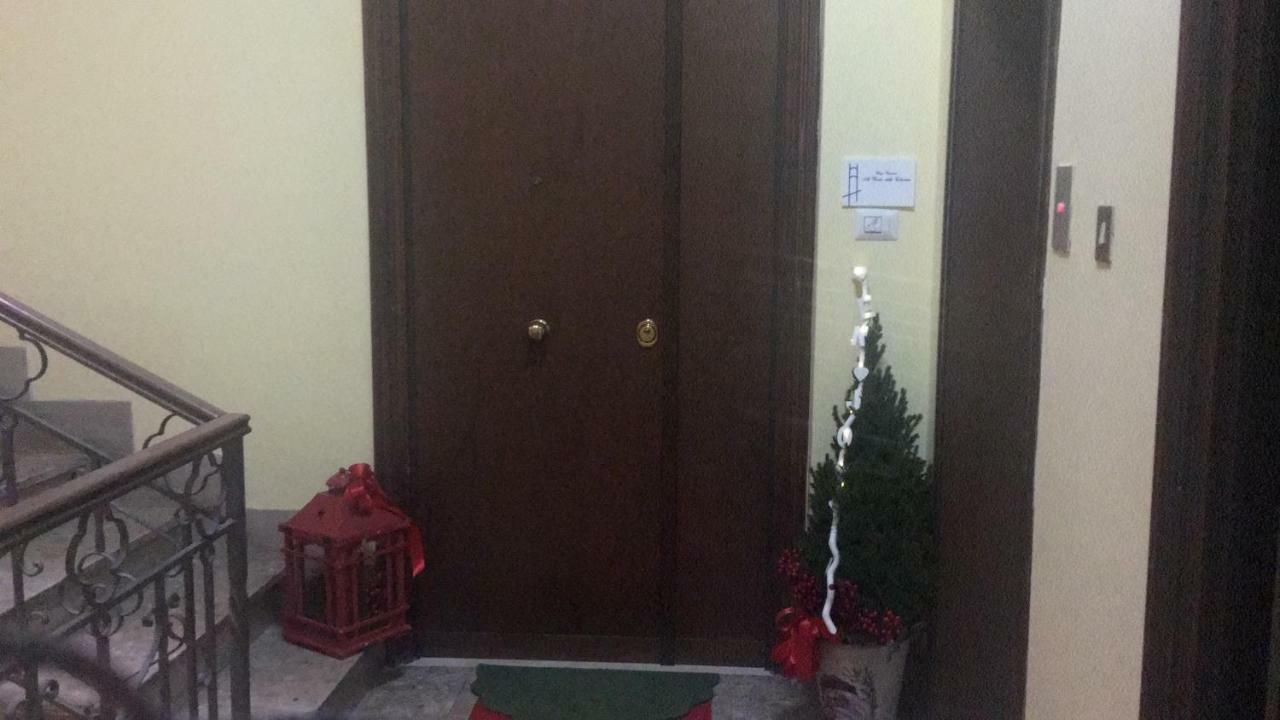 Casa Vacanza "Al Vicolo Delle Colonne" Salerno Bagian luar foto