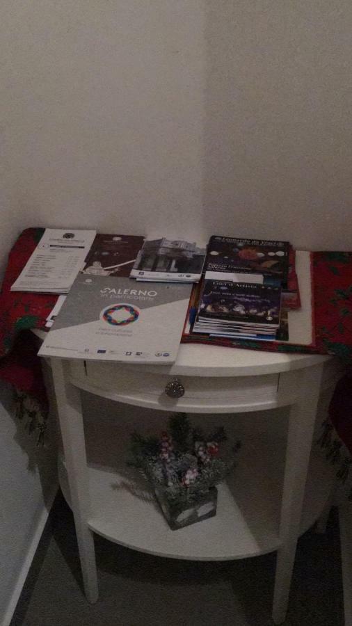 Casa Vacanza "Al Vicolo Delle Colonne" Salerno Bagian luar foto