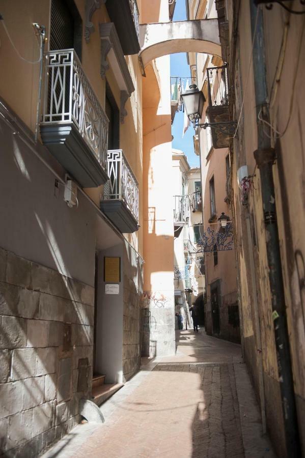 Casa Vacanza "Al Vicolo Delle Colonne" Salerno Bagian luar foto