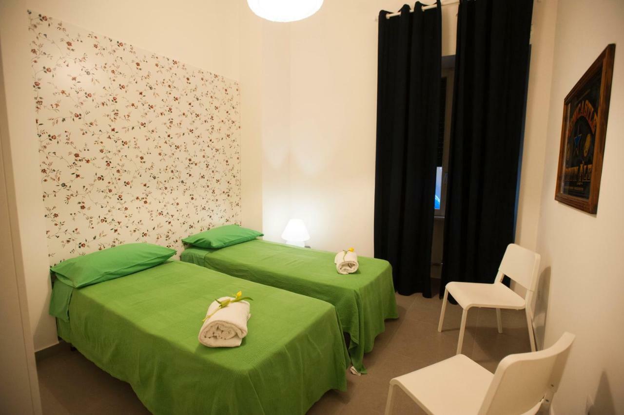 Casa Vacanza "Al Vicolo Delle Colonne" Salerno Bagian luar foto