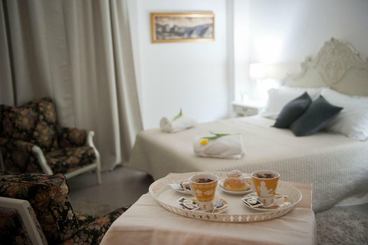 Casa Vacanza "Al Vicolo Delle Colonne" Salerno Bagian luar foto
