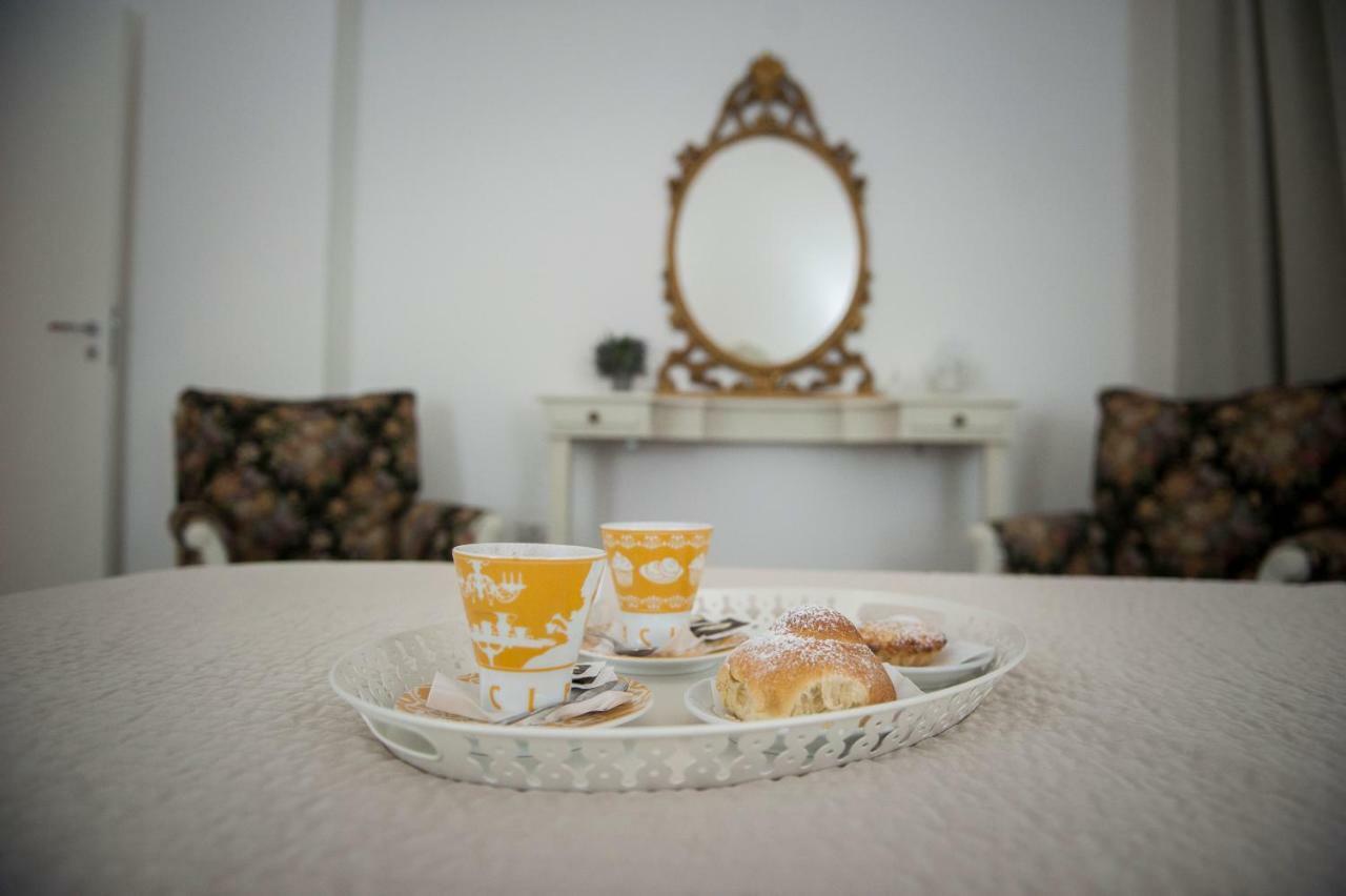 Casa Vacanza "Al Vicolo Delle Colonne" Salerno Bagian luar foto