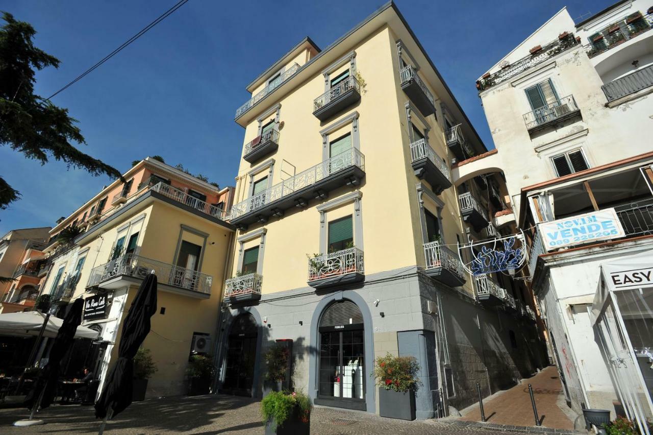 Casa Vacanza "Al Vicolo Delle Colonne" Salerno Bagian luar foto