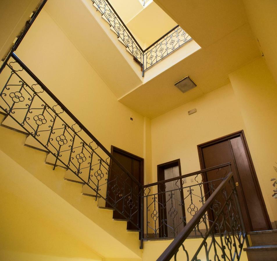 Casa Vacanza "Al Vicolo Delle Colonne" Salerno Bagian luar foto