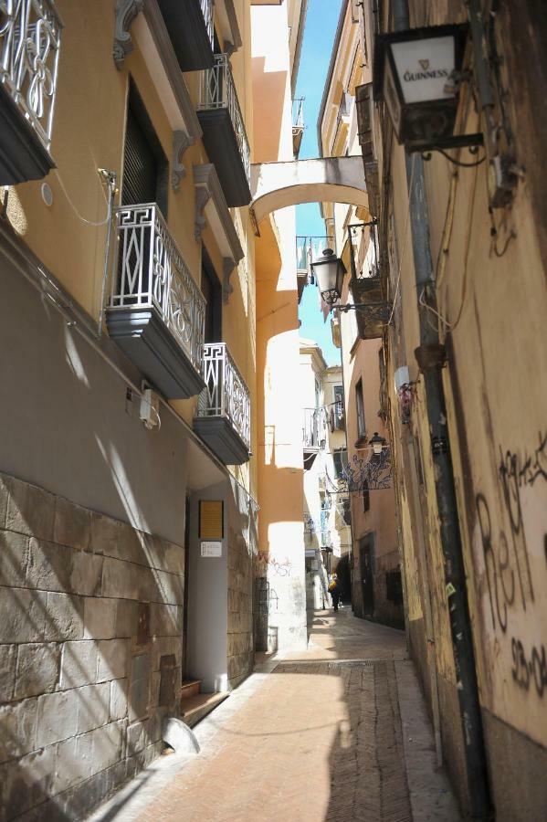 Casa Vacanza "Al Vicolo Delle Colonne" Salerno Bagian luar foto