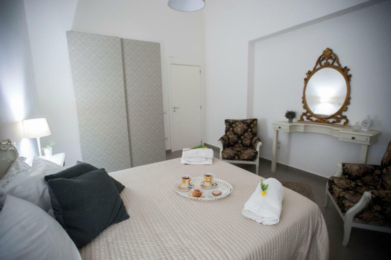 Casa Vacanza "Al Vicolo Delle Colonne" Salerno Bagian luar foto