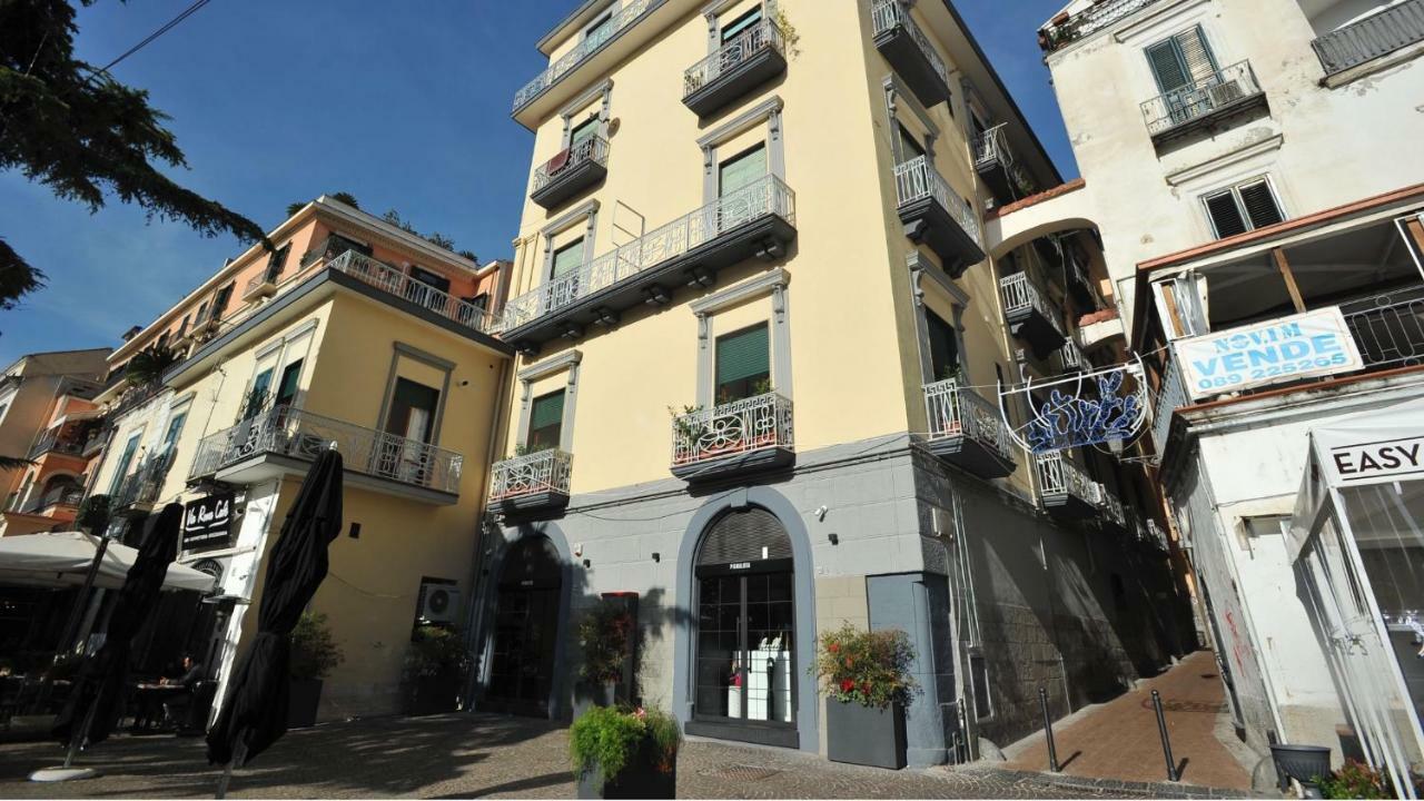 Casa Vacanza "Al Vicolo Delle Colonne" Salerno Bagian luar foto