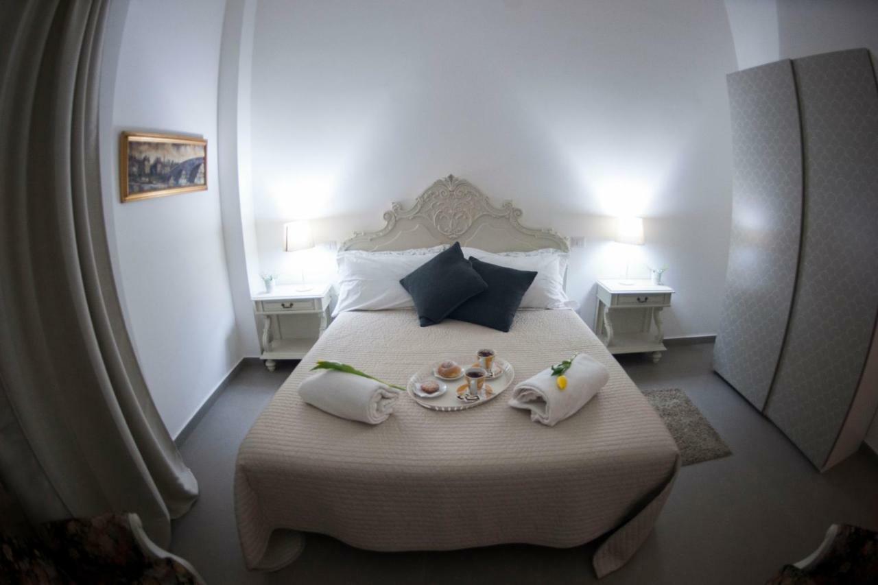 Casa Vacanza "Al Vicolo Delle Colonne" Salerno Bagian luar foto