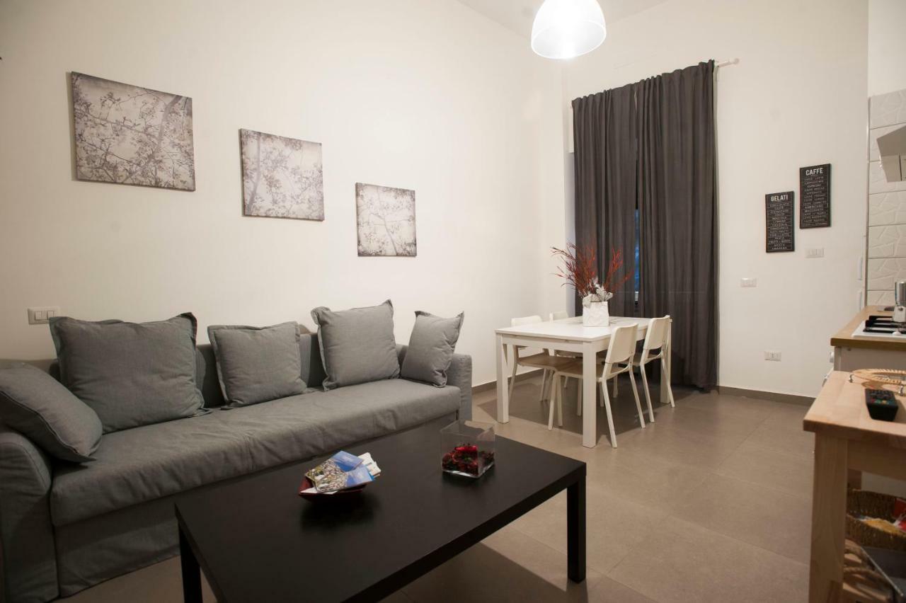 Casa Vacanza "Al Vicolo Delle Colonne" Salerno Bagian luar foto