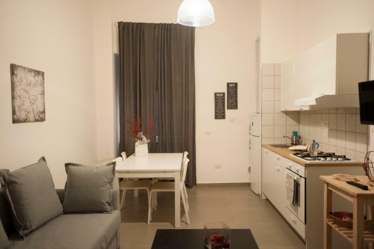 Casa Vacanza "Al Vicolo Delle Colonne" Salerno Bagian luar foto
