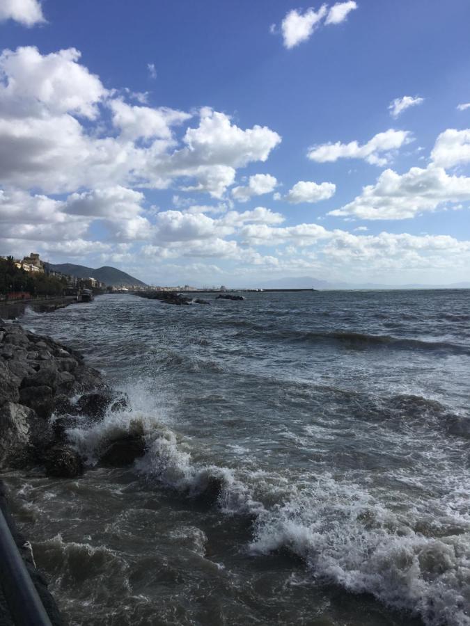 Casa Vacanza "Al Vicolo Delle Colonne" Salerno Bagian luar foto