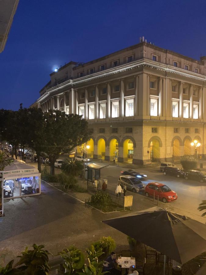 Casa Vacanza "Al Vicolo Delle Colonne" Salerno Bagian luar foto