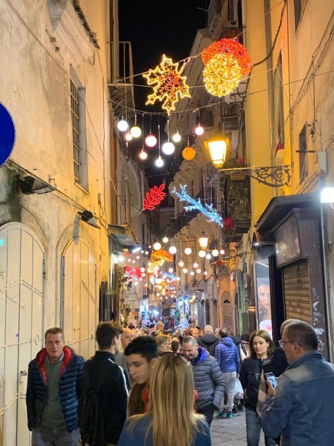 Casa Vacanza "Al Vicolo Delle Colonne" Salerno Bagian luar foto